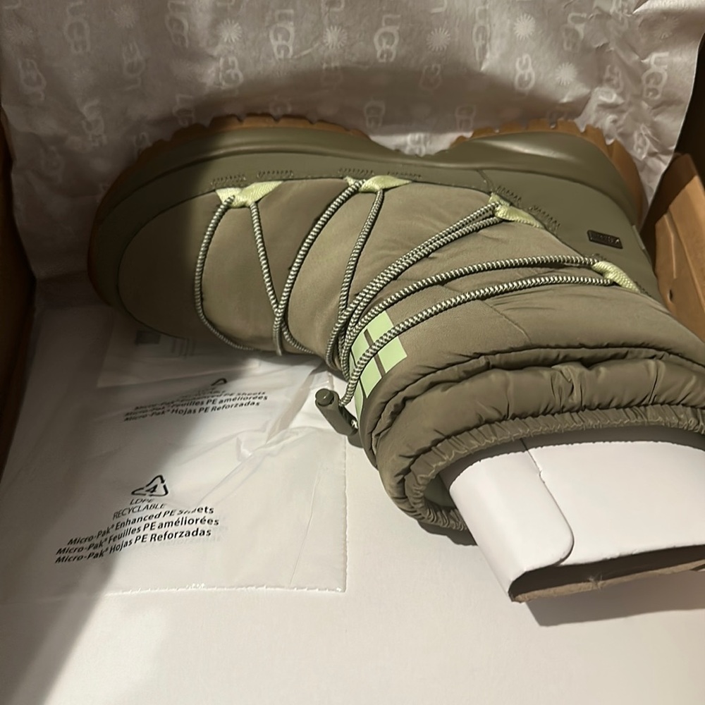 UGG Yose Puffer Mid